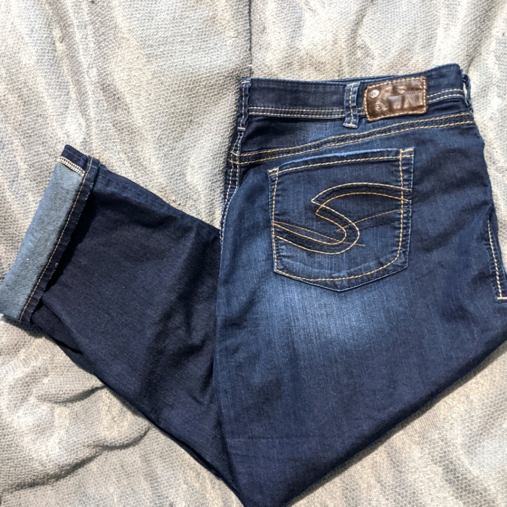 Silver Suki Capri, Dark Wash Midrise